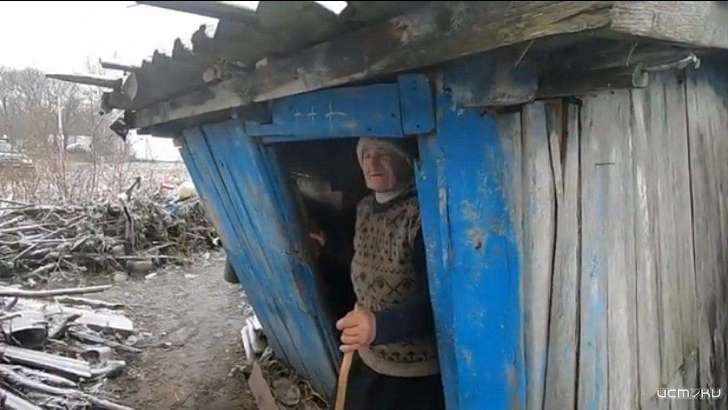 Под соломенной крышей: из-за бездействия чиновников орловская старушка живет в лачуге