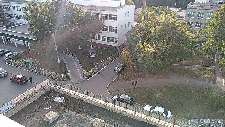 В Орле иномарка влетела на территорию детской поликлиники