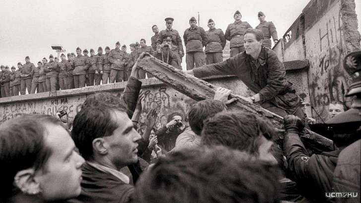 Сегодня орловчанам презентуют книгу о падении Берлинской стены