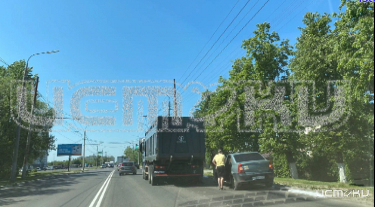 На Московском шоссе в Орле грузовик "притер" легковушку