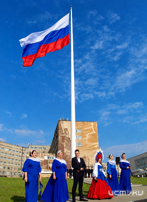В День Государственного флага РФ в сквере Орловских литераторов прошло торжественное мероприятие 