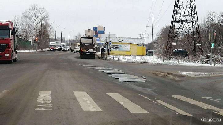 Фотофакт: в Орле фура растеряла на дороге железные листы