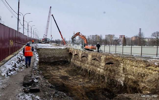 «Здесь от XIX века ничего не сохранилось...Зато сохранилось от Екатерины до Петра». Находки археологов на Красном мосту