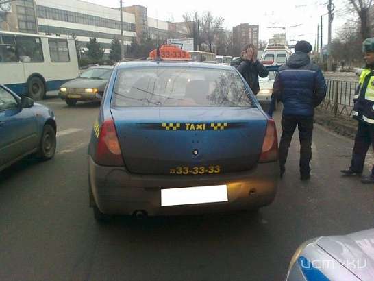 Таксист на светофоре сбил пешехода