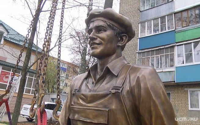 В Ливнах появилась бронзовая скульптура «Рабочий завода»