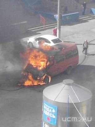 На улице Фомина загорелся микроавтобус