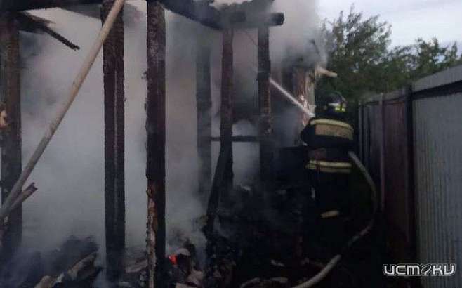 В Орловской области спасателям пришлось эвакуировать человека из горящего дома