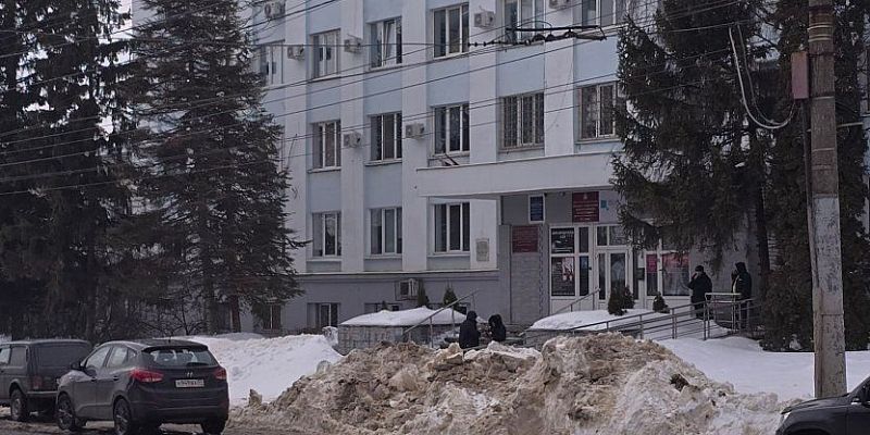 Орловский юрист обратила внимание на повсеместные снежные завалы и нерасчищенные парковки