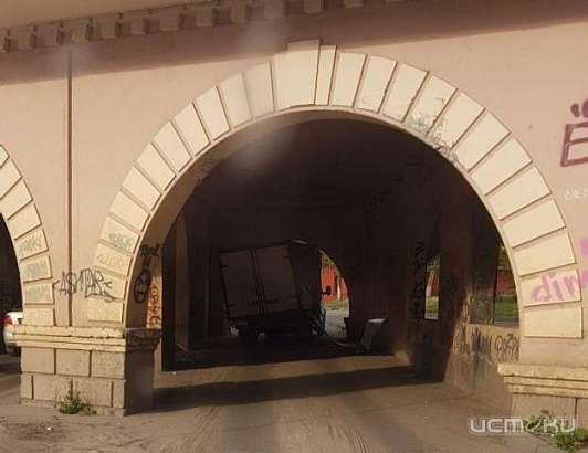 В Орле вновь застрял фургон в арке под Александровским мостом 