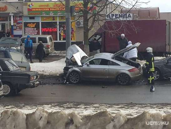 В Заводском районе Орла «Ауди» врезался в столб