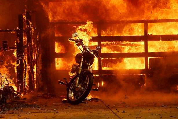 Орловчанин в нетрезвом состоянии украл телефон и спалил чужой мотоцикл