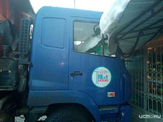 В Кромах фура протаранила продуктовый ларек