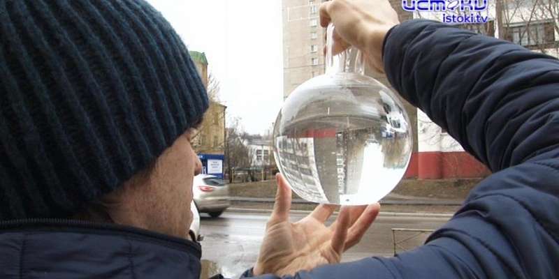 Орловчанин обнаружил пластик в питьевой воде из автомата