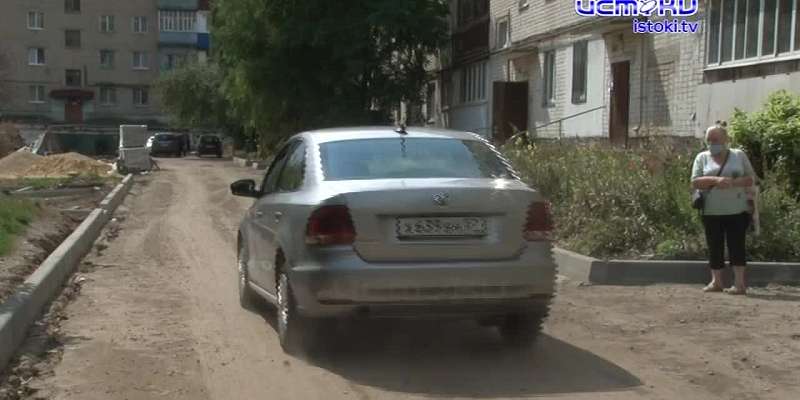 Двор с сюрпризами: жильцы орловской пятиэтажки несколько лет не могут добиться помощи от УК