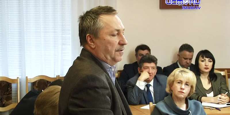 Новогодние украшения будут хранить среди венков, а скверы в Орле не убирают: что обсуждали в мэрии