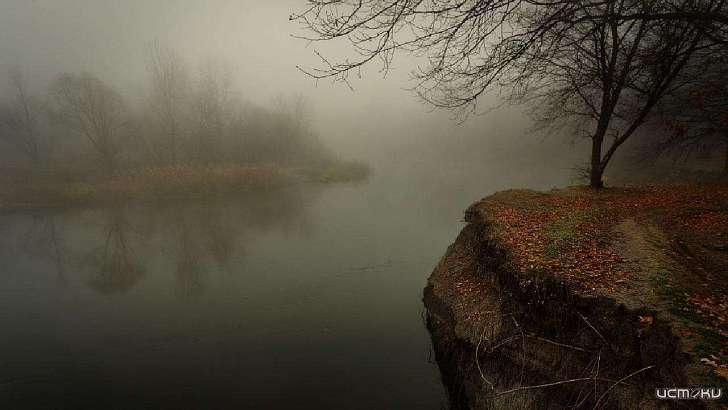 На Орловщине два человека в «Ниве» повисли на краю обрыва