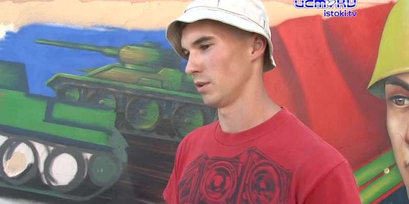 Граффити на стене аварийного дома в Орле: уличное искусство завоевывает городское пространство