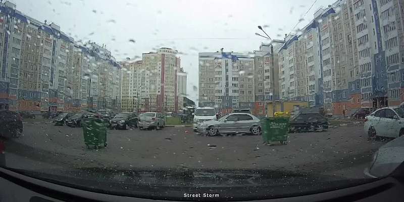 Видео: в Орле мусорные контейнеры повредили авто на парковке
