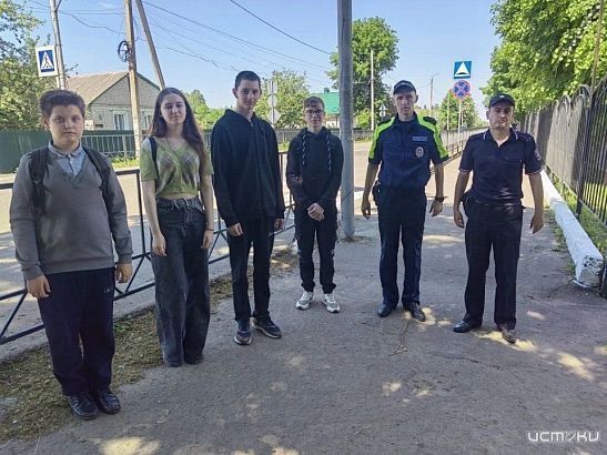 В Глазуновском районе прошла акция «Безопасный двор»: полицейские провели уроки дорожной безопасности для детей