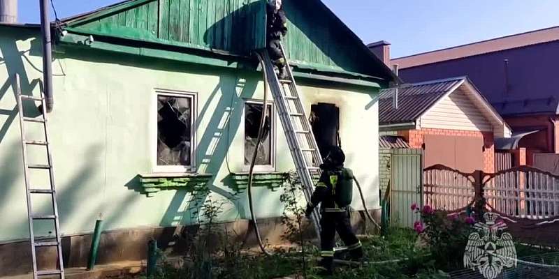 В Орле на ул. Скульптурной полыхал частный дом
