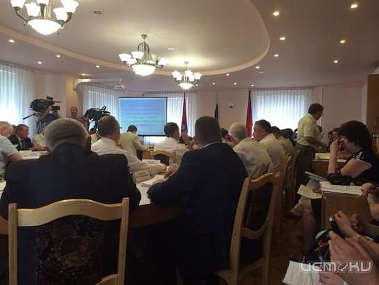 "Снимите розовые очки" или горсовет оказался ожидаемо насыщенным 