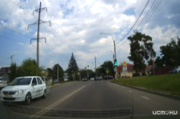 Cегодня на улице Колхозная на оживленном перекрестке водитель смело поехал на красный свет