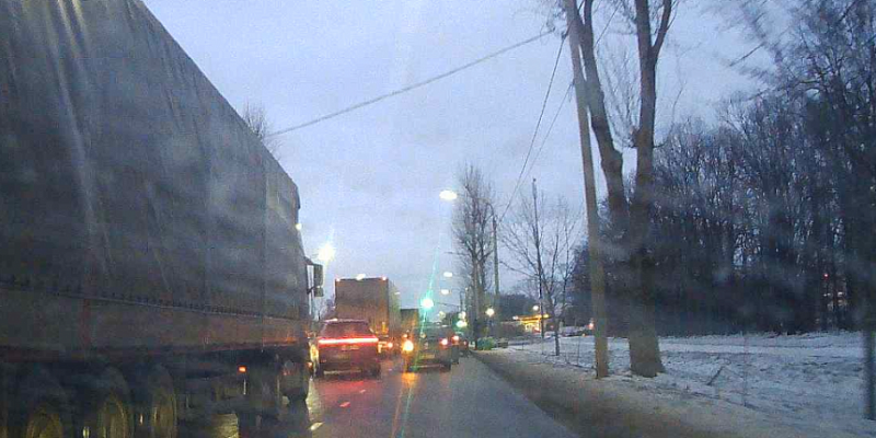 Точка продажи автожижки создает пробки на Карачевке в Орле