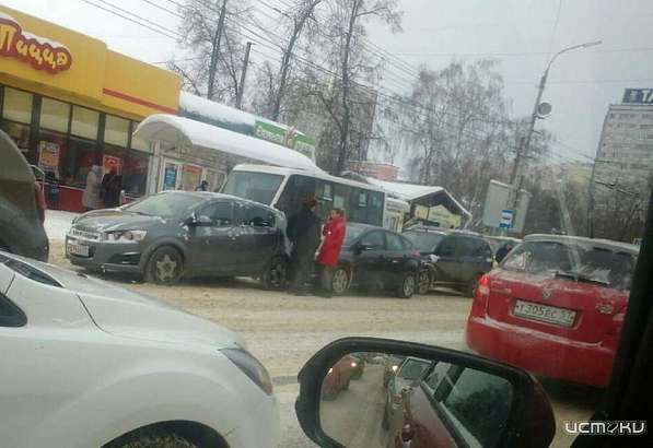 «Паровозик» из четырех авто засняли орловчане на ул. Герцена