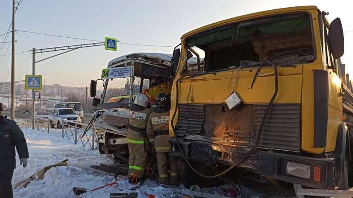 В Орле на Раздольной столкнулись маршрутный автобус и «МАЗ»