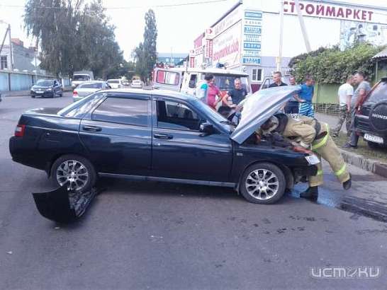 В Ливнах водитель «Хонды» не уступил дорогу ВАЗу и устроил ДТП на перекрестке 