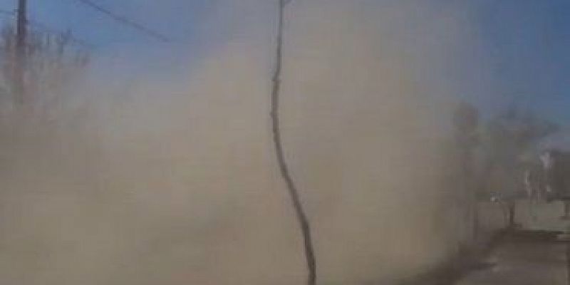  Во время уборки коммунальные машины устраивают песчаные бури в Орле