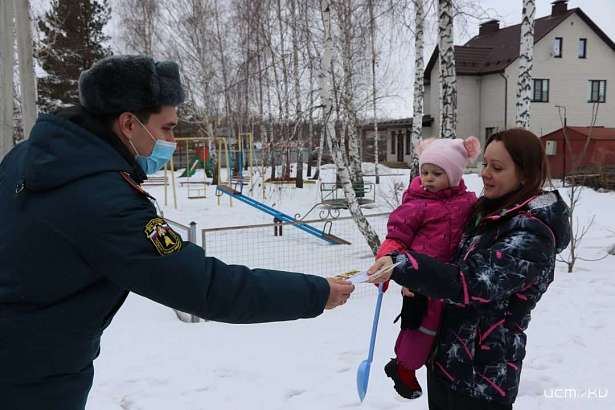 Напомнили правила пожарной безопасности и заодно поздравили. Орловские спасатели пришли в гости к хранительницам очага