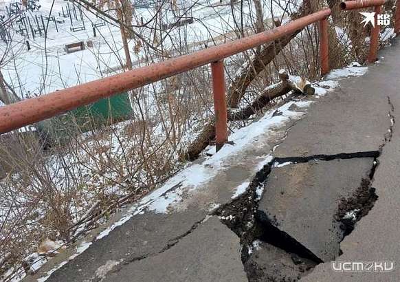 Тротуар, ведущий в отремонтированный Детский парк в Орле, провалился