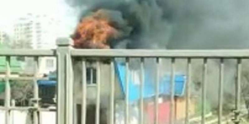 Видео: автомобилисты засняли, как в Орле полыхали гараж и частная баня