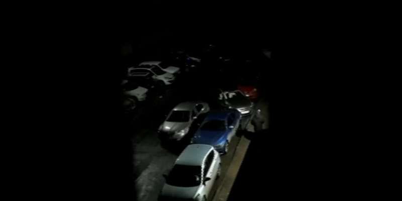 Видео: в Орле молодой человек устроил «танцы» на припаркованных авто