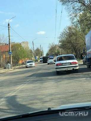 В Орле после столкновения с иномаркой перевернулся грузовик