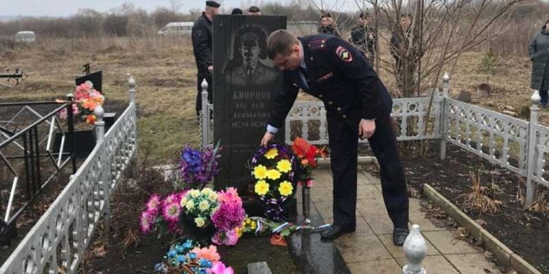 В Орле почтили память героя-полицейского