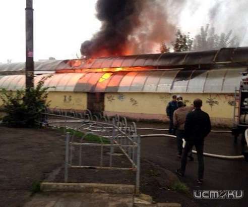 В Орле горел крытый рынок. Фото и подробности