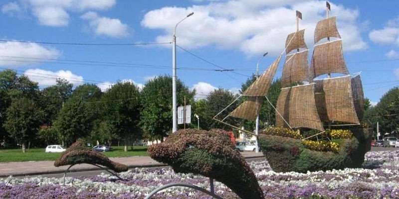 В Орле начали устанавливать топиарные фигуры