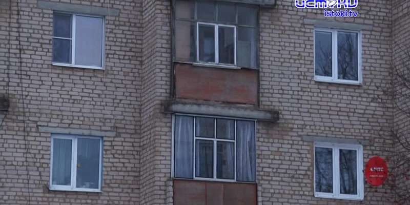 Замерзают в собственных, совсем еще не старых квартирах. Жители дома в микрорайоне Зареченский попросили у нас помощи в освещении их печальной ситуаци...