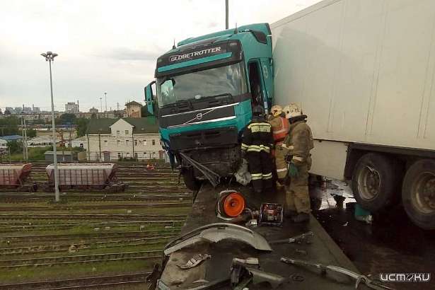 В Орловском районе фура едва не улетела с моста