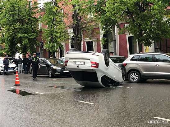 В Орле произошла авария с участием двух иномарок. Одно авто "легло" на крышу