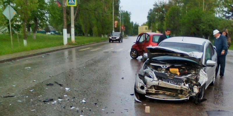 Не уступила дорогу: водители двух «Лад» пострадали в ДТП в Ливнах