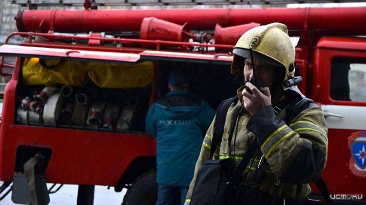 На Наугорском шоссе в Орле из-за непотушенной сигареты едва не сгорел целый дом