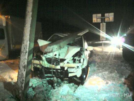 Во Мценском районе «Ssang Yong» врезался в опору освещения