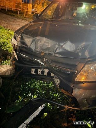 Накануне "Lada Granta" снесла забор 
