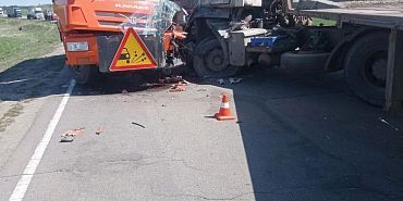 Под Дмитровском грузовик врезался в спецтехнику 