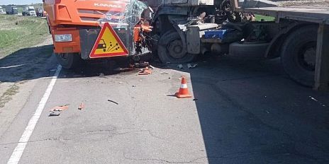 Под Дмитровском грузовик врезался в спецтехнику 
