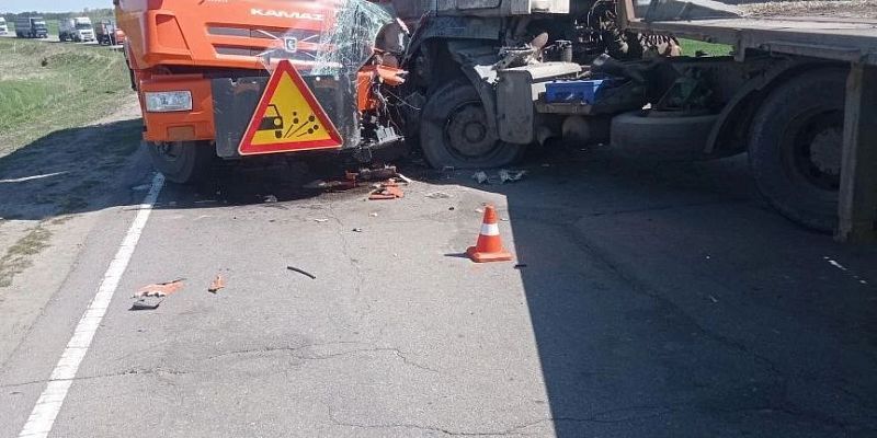 Под Дмитровском грузовик врезался в спецтехнику 