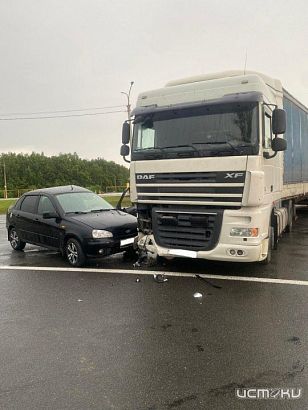 На орловской трассе фура «догнала» легковушку